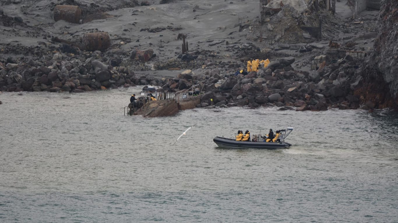 Ein Boot mit Einsatzkräften ist zur Bergung der Opfer des Vulkanausbruchs auf der Insel White Island: Mindestens 16 Menschen kamen bei dem Ausbruch ums Leben.