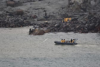 Ein Boot mit Einsatzkräften ist zur Bergung der Opfer des Vulkanausbruchs auf der Insel White Island: Mindestens 16 Menschen kamen bei dem Ausbruch ums Leben.