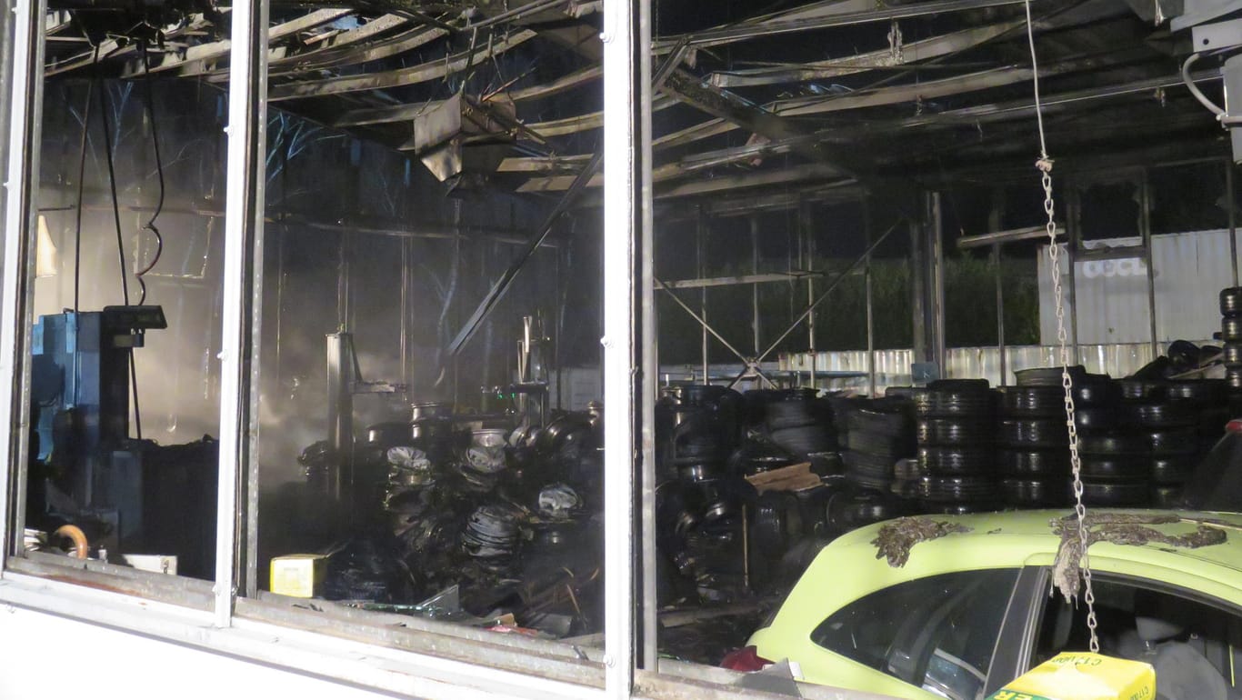 Blick in das Innere der zerstörten Montagehalle: Die Feuerwehr war stundenlang mit dem Löschen beschäftigt.