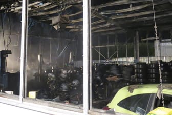 Blick in das Innere der zerstörten Montagehalle: Die Feuerwehr war stundenlang mit dem Löschen beschäftigt.