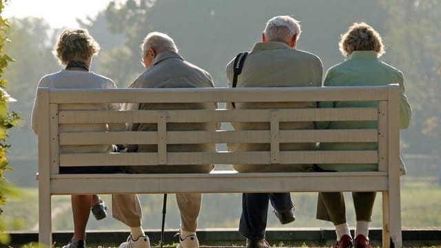 Die rund 21 Millionen Rentner können sich auch im kommenden Jahr auf deutlich steigende Bezüge freuen. Die rund 21 Millionen Rentner können sich auch im kommenden Jahr auf deutlich steigende Bezüge freuen.