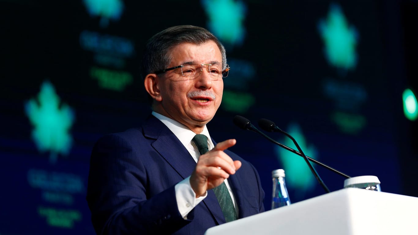 Ahmet Davutoglu kündigt die neue "Zukunftspartei" auf einer Pressekonferenz an: Der Politiker sieht den internationalen Ruf der Türkei in Gefahr.