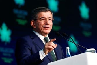 Ahmet Davutoglu kündigt die neue "Zukunftspartei" auf einer Pressekonferenz an: Der Politiker sieht den internationalen Ruf der Türkei in Gefahr.