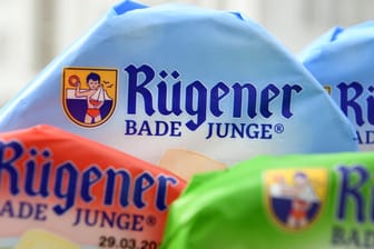 Verschiedene Sorten des Camembert "Rügener Badejunge": Eine Charge wird derzeit zurückgerufen.