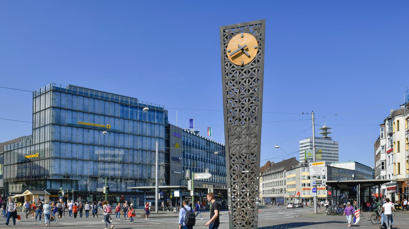 Die Standuhr auf dem Jahnplatz in Bielefeld: Der Rat hat nun für den großen Umbau des Platzes gestimmt.