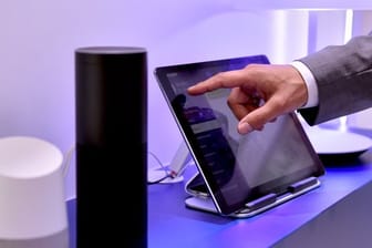 Die Lautsprecher Google Home (l) und Amazon Echo, ausgestattet mit den Sprachassistenten Google Assistant und Alexa, auf der Internationalen Funkausstellung IFA.