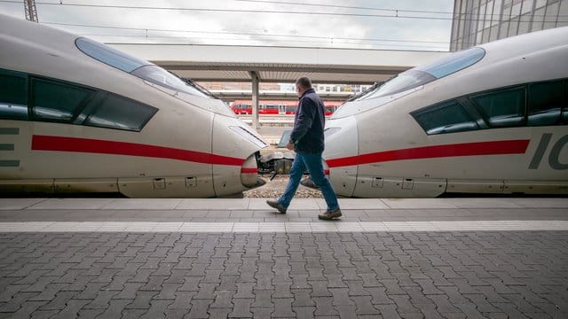 Schon zum Neujahrstag könnten Fahrkarten sogar zehn Prozent billiger werden - sofern Bundestag und Bundesrat vor Weihnachten die Mehrwertsteuer senken. Schon zum Neujahrstag könnten Fahrkarten sogar zehn Prozent billiger werden - sofern Bundestag und Bundesrat vor Weihnachten die Mehrwertsteuer senken.