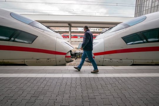 Schon zum Neujahrstag könnten Fahrkarten sogar zehn Prozent billiger werden - sofern Bundestag und Bundesrat vor Weihnachten die Mehrwertsteuer senken.