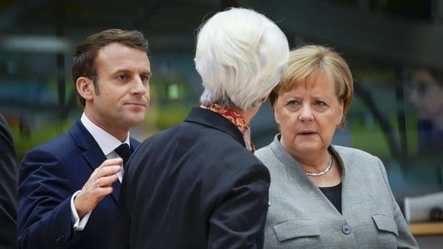 Zweiter Tag des EU-Gipfels: Emmanuel Macron, Präsident von Frankreich, Christine Lagarde, Präsidentin der Europäischen Zentralbank, und Bundeskanzlerin Merkel sind im Gespräch.