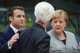 Zweiter Tag des EU-Gipfels: Emmanuel Macron, Präsident von Frankreich, Christine Lagarde, Präsidentin der Europäischen Zentralbank, und Bundeskanzlerin Merkel sind im Gespräch.