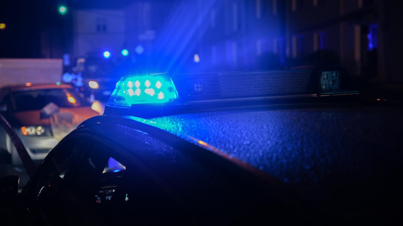 Blaulicht auf einem Einsatzfahrzeugen der Polizei: In Wolfsburg hat sich ein Verkehrsunfall ereignet, bei dem zwei Menschen schwer verletzt wurden.