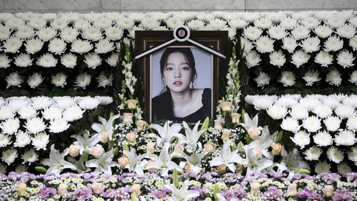 Blumen für Goo Hara, Sängerin und K-Pop-Star, in Seoul.