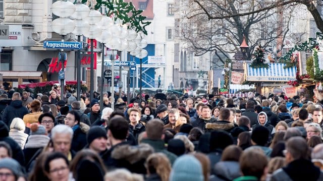 Weihnachten beschert dem Handel traumhafte Umsätze - allerdings zulasten der Nerven der Mitarbeiter.