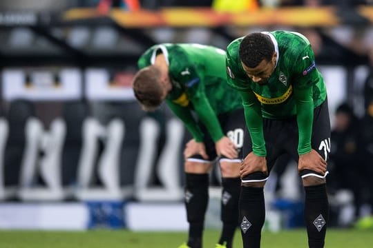 Die Gladbacher Nico Elvedi (l) und Alassane Plea können das Aus nicht fassen.