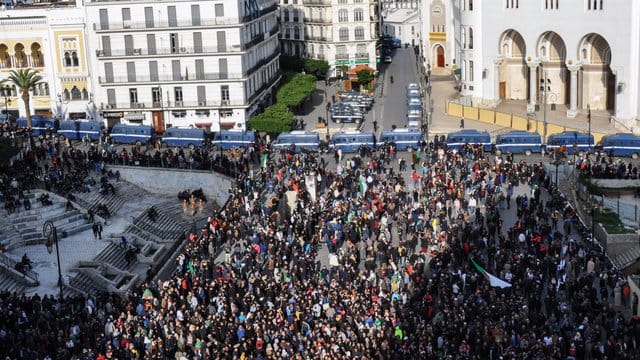 Polizeifahrzeuge stehen am Rande einer Demonstration. Polizeifahrzeuge stehen am Rande einer Demonstration.