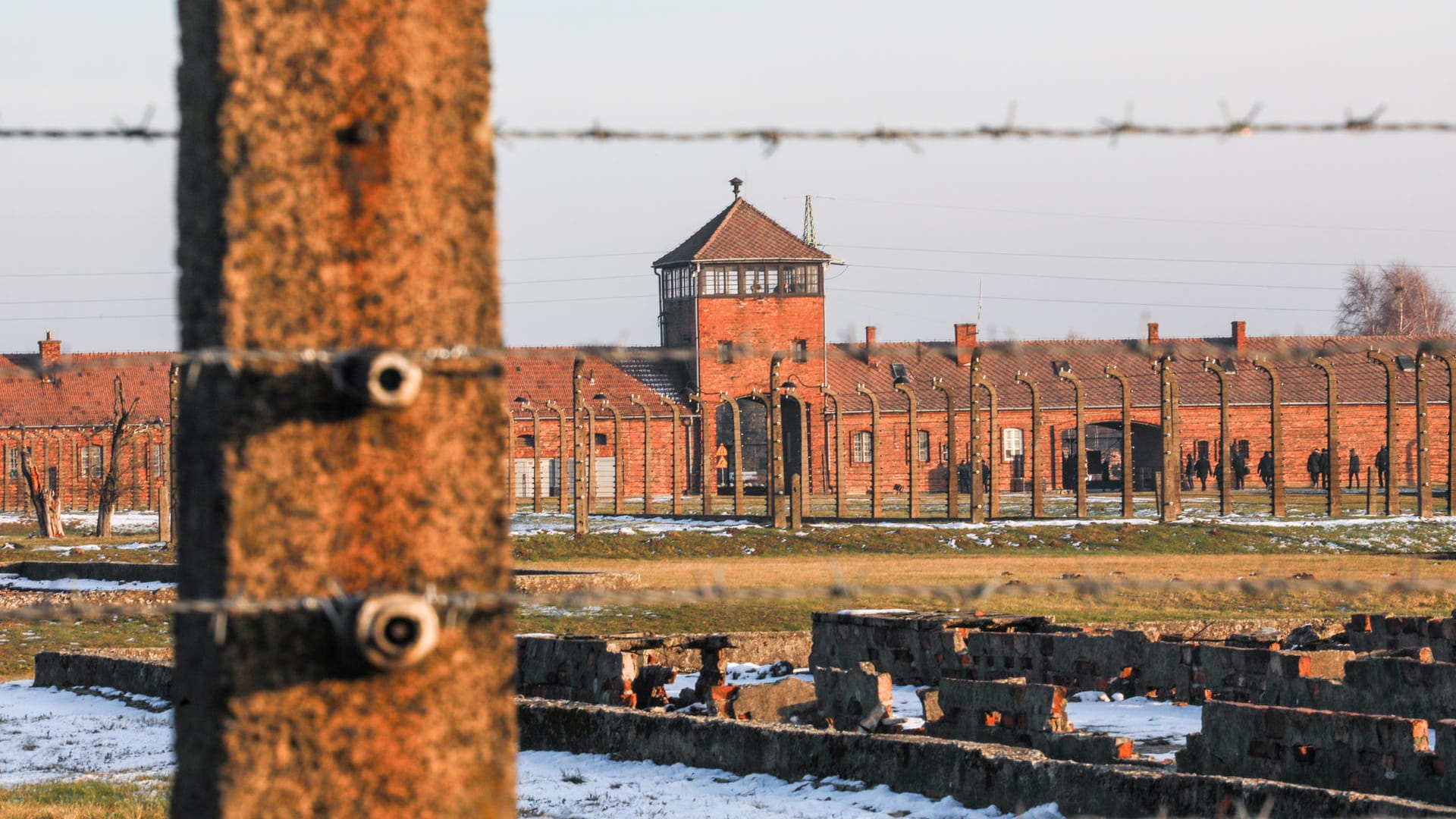 Blick auf das Eingangstor im ehemaligen Konzentrationslager Auschwitz-Birkenau: Esther Bejarano erlebte, wie der gefürchtete Arzt Josef Mengele die Häftlinge in die Gaskammern schickte.