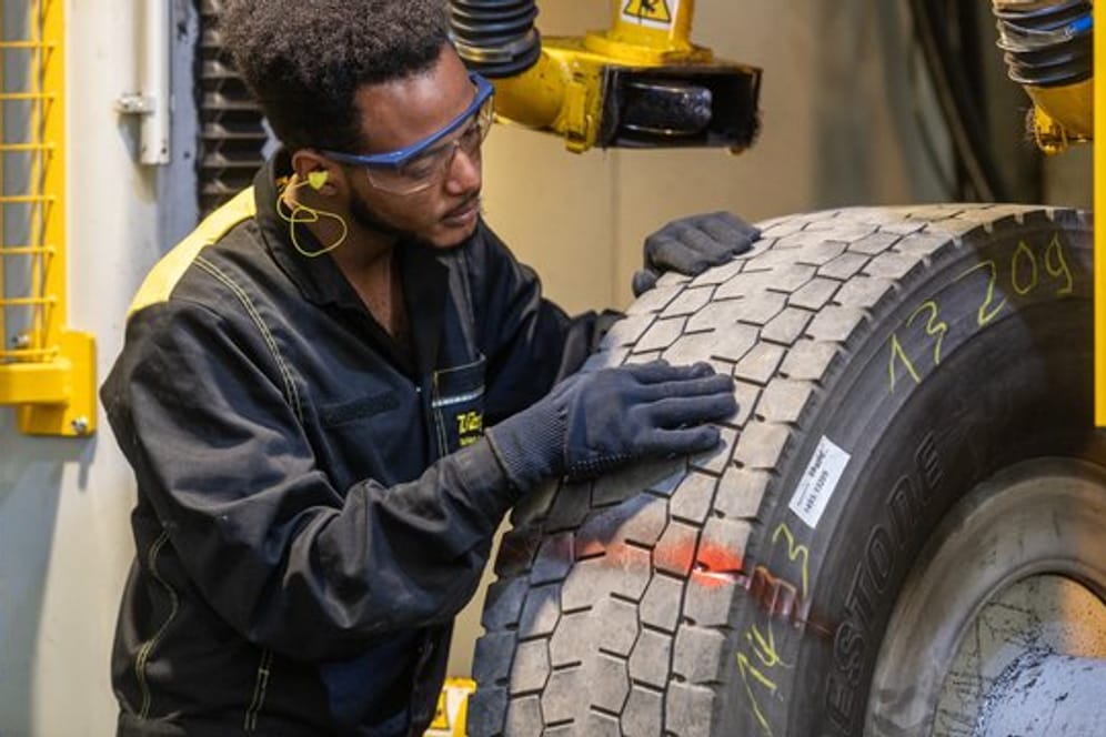 Ein alter Reifen muss nicht entsorgt werden: Mohammed Mahmud, angehender Mechaniker für Reifen- und Vulkanisationstechnik, montiert einen Lkw-Reifen zum Entfernen der abgefahrenen Lauffläche.