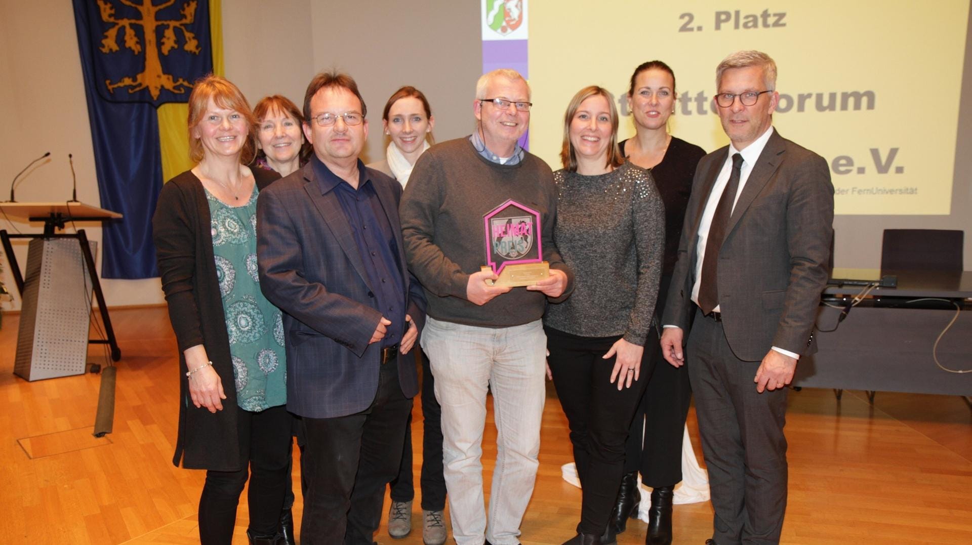 Oberbürgermeister Erik O. Schulz (rechts): Er überreichte den Vertreterinnen und Vertretern des Stadtteilforums Eppenhausen den Heimatpreis.