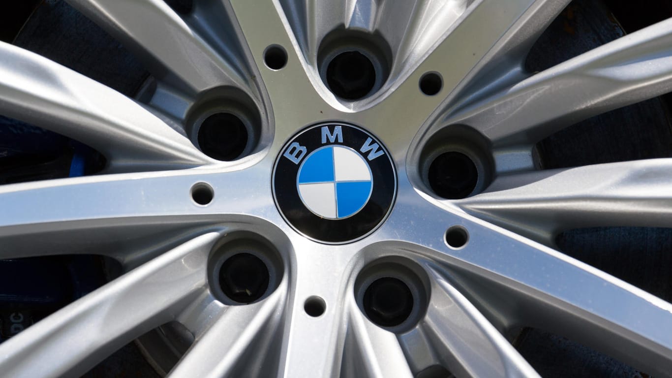 Das BMW-Logo auf einer Felge: Die Befestigungsbügel müssen bei einigen Modellen verstärkt werden.
