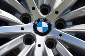 Das BMW-Logo auf einer Felge: Die Befestigungsbügel müssen bei einigen Modellen verstärkt werden.