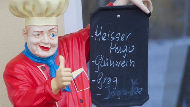 Heißer Hugo, Glühwein oder Grog? Auf vielen Weihnachtsmärkten haben die Besucher die Qual der Wahl.