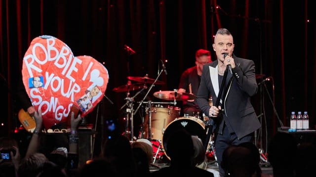 Robbie Williams besetzt die Spitze der Albumcharts.