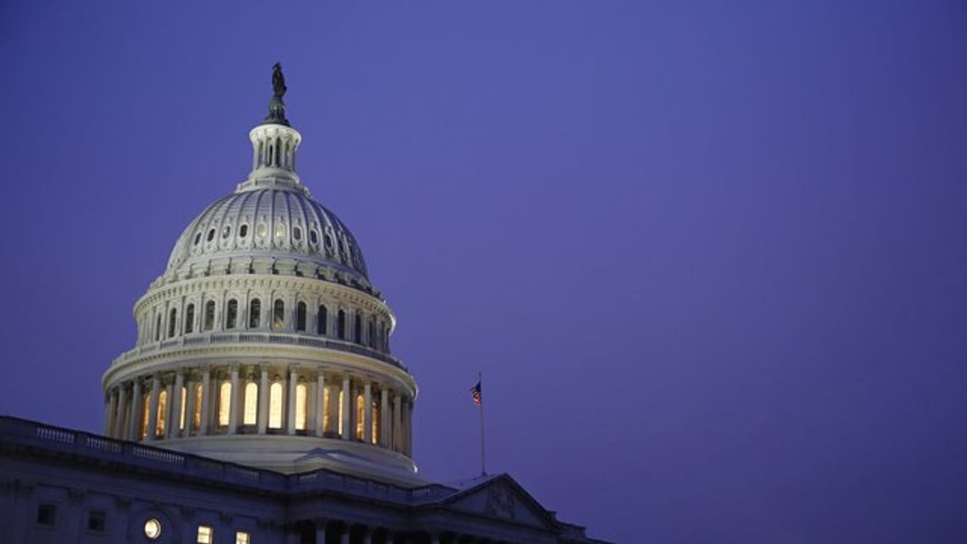Die Kuppel des Kapitols in Washington: Der Justizausschuss stimmte mit der Mehrheit der Demokraten dafür, dass sich Trump in einem Impeachment-Verfahren wegen Machtmissbrauches verantworten soll.
