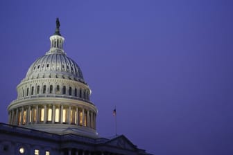 Die Kuppel des Kapitols in Washington: Der Justizausschuss stimmte mit der Mehrheit der Demokraten dafür, dass sich Trump in einem Impeachment-Verfahren wegen Machtmissbrauches verantworten soll.