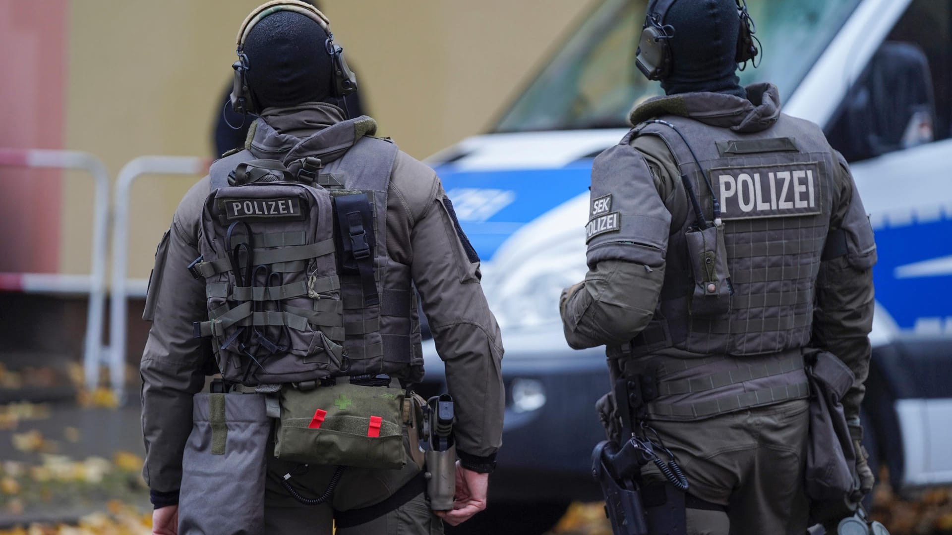 Scharfschützen des SEK (Archivbild): Ein Spezialeinsatzkommando stürmte am Sonntag die Wohnung eines 23-Jährigen. Scharfschützen des SEK (Archivbild): Ein Spezialeinsatzkommando stürmte am Sonntag die Wohnung eines 23-Jährigen.