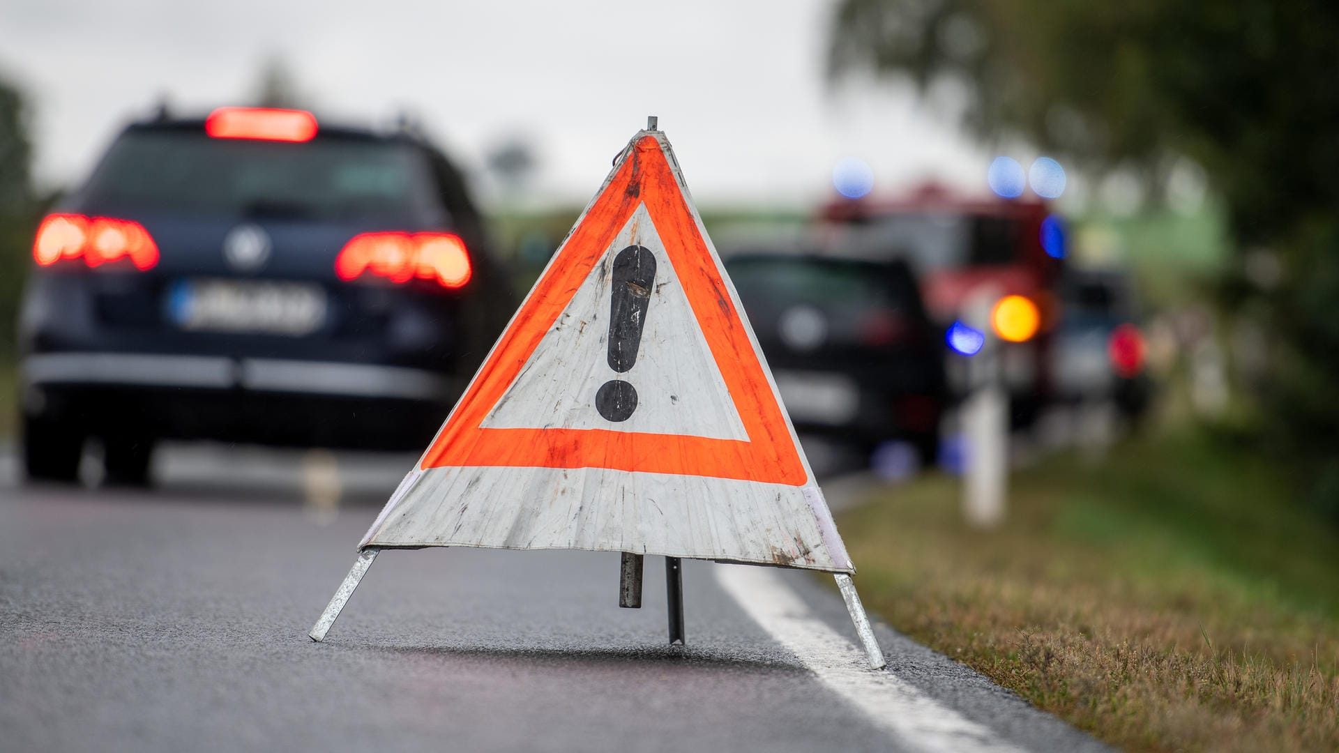 Unfallstelle auf einer Landstraße (Symbolbild): Wegen des Wintereinbruchs hatte es Deutschlandweit vermehrt Verkehrsunfälle gegeben. Unfallstelle auf einer Landstraße (Symbolbild): Wegen des Wintereinbruchs hatte es Deutschlandweit vermehrt Verkehrsunfälle gegeben.