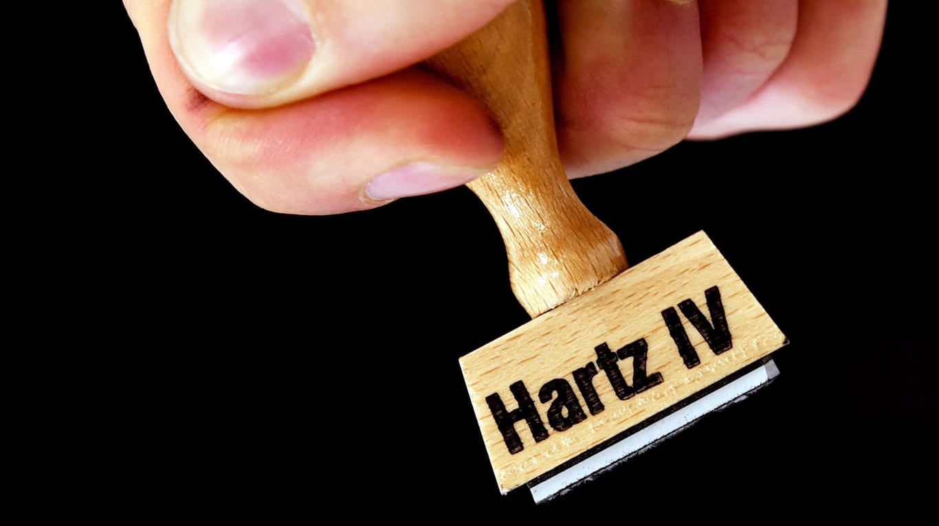Ein Stempel mit der Aufschrift "Hartz IV": Das Bundesverfassungsgericht hat im November entschieden, dass das Sanktionssystem bei Hartz IV überarbeitet werden muss.