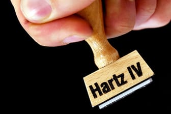 Ein Stempel mit der Aufschrift "Hartz IV": Das Bundesverfassungsgericht hat im November entschieden, dass das Sanktionssystem bei Hartz IV überarbeitet werden muss.