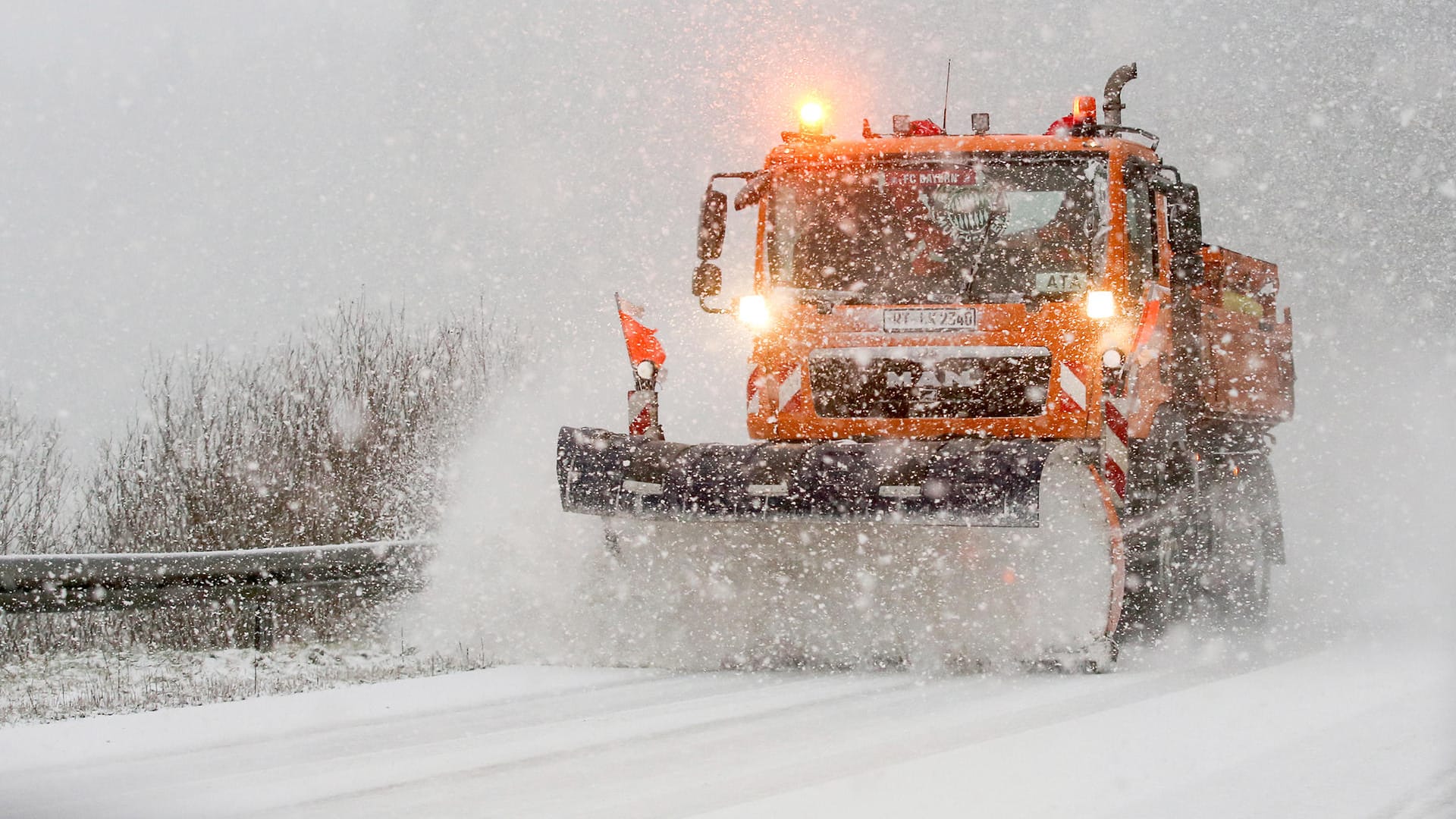 Räumfahrzeug des Winterdienstes auf der schneebedeckten B312 in Baden-Württemberg: In Aalen ist ein Zirkuszelt unter der Schneelast zusammengebrochen. (Symbolfoto) Räumfahrzeug des Winterdienstes auf der schneebedeckten B312 in Baden-Württemberg: In Aalen ist ein Zirkuszelt unter der Schneelast zusammengebrochen. (Symbolfoto)
