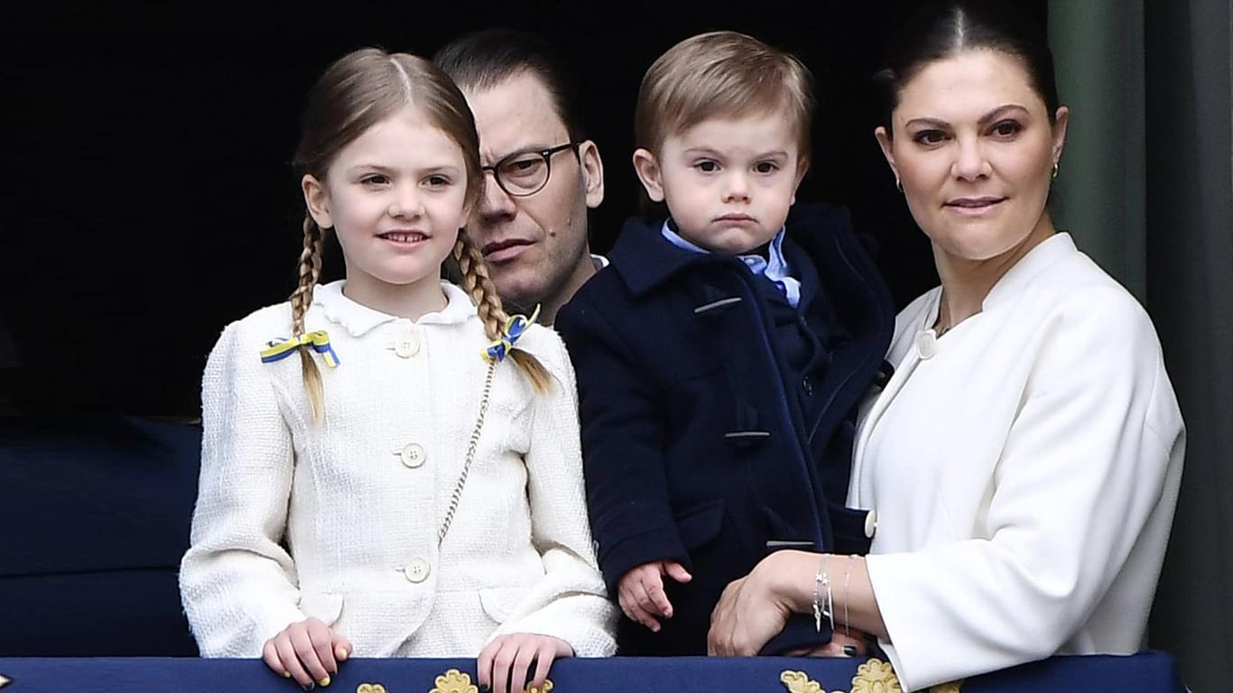 Kronprinzessin Victoria mit ihrer Familie: Prinzessin Estelle, Prinz Daniel und Prinz Oscar.