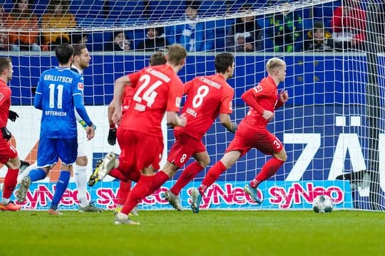 Vorentscheidung: Augsburgs Doppeltorschütze Philipp Max (r) lässt sich nach seinem Elfmetertreffer zum 2:1 feiern.