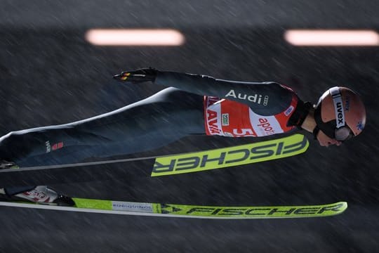 Ist mit Deutschlands Skispringern in Klingenthal gefordert: Karl Geiger.