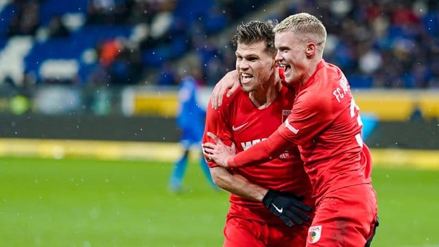 Der Augsburger Torschütze Philipp Max (r) feiert mit Vorbereiter Florian Niederlechner.