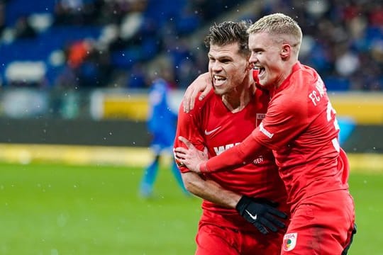 Der Augsburger Torschütze Philipp Max (r) feiert mit Vorbereiter Florian Niederlechner.