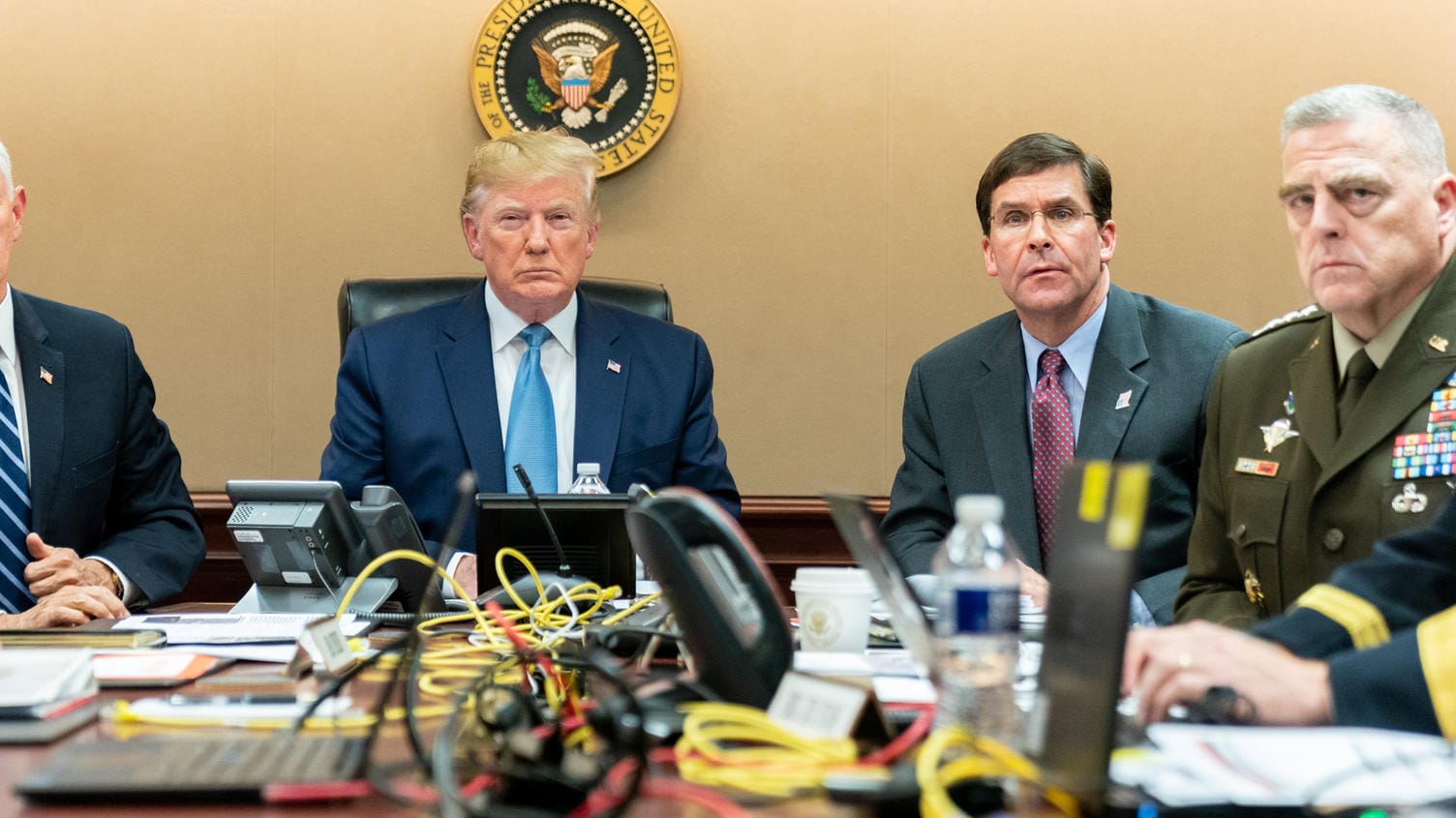 Donald Trump (m.) und Mark Esper (2. v. r.): Der US-Verteidigungsminister kritisiert europäische Nato-Partner. Donald Trump (m.) und Mark Esper (2. v. r.): Der US-Verteidigungsminister kritisiert europäische Nato-Partner.
