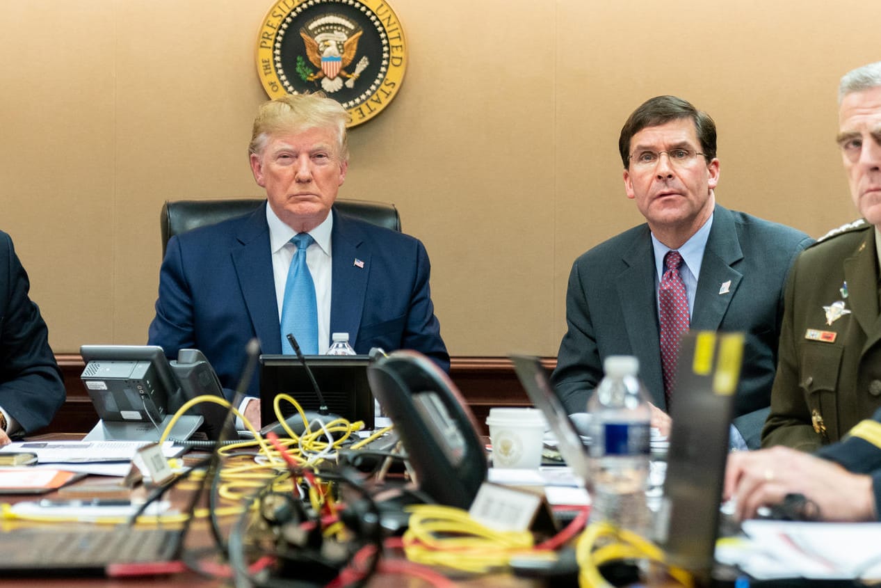 Donald Trump (m.) und Mark Esper (2. v. r.): Der US-Verteidigungsminister kritisiert europäische Nato-Partner.