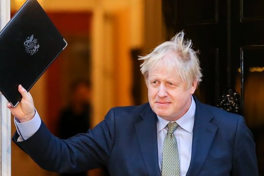 Boris Johnson gibt vor seinem Amtssitz in der Downing Street eine Erklärung ab.