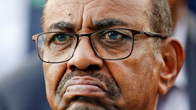 Der sudanesische Ex-Präsident Omar al-Bashir ist wegen Korruption, Devisenvergehen und der illegalen Anhäufung von Vermögen verurteilt worden. Der sudanesische Ex-Präsident Omar al-Bashir ist wegen Korruption, Devisenvergehen und der illegalen Anhäufung von Vermögen verurteilt worden.