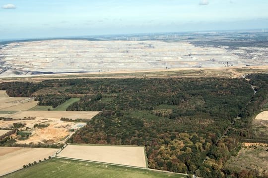 Der Tagebau Hambach schiebt sich Stück für Stück an den Hambacher Forst.
