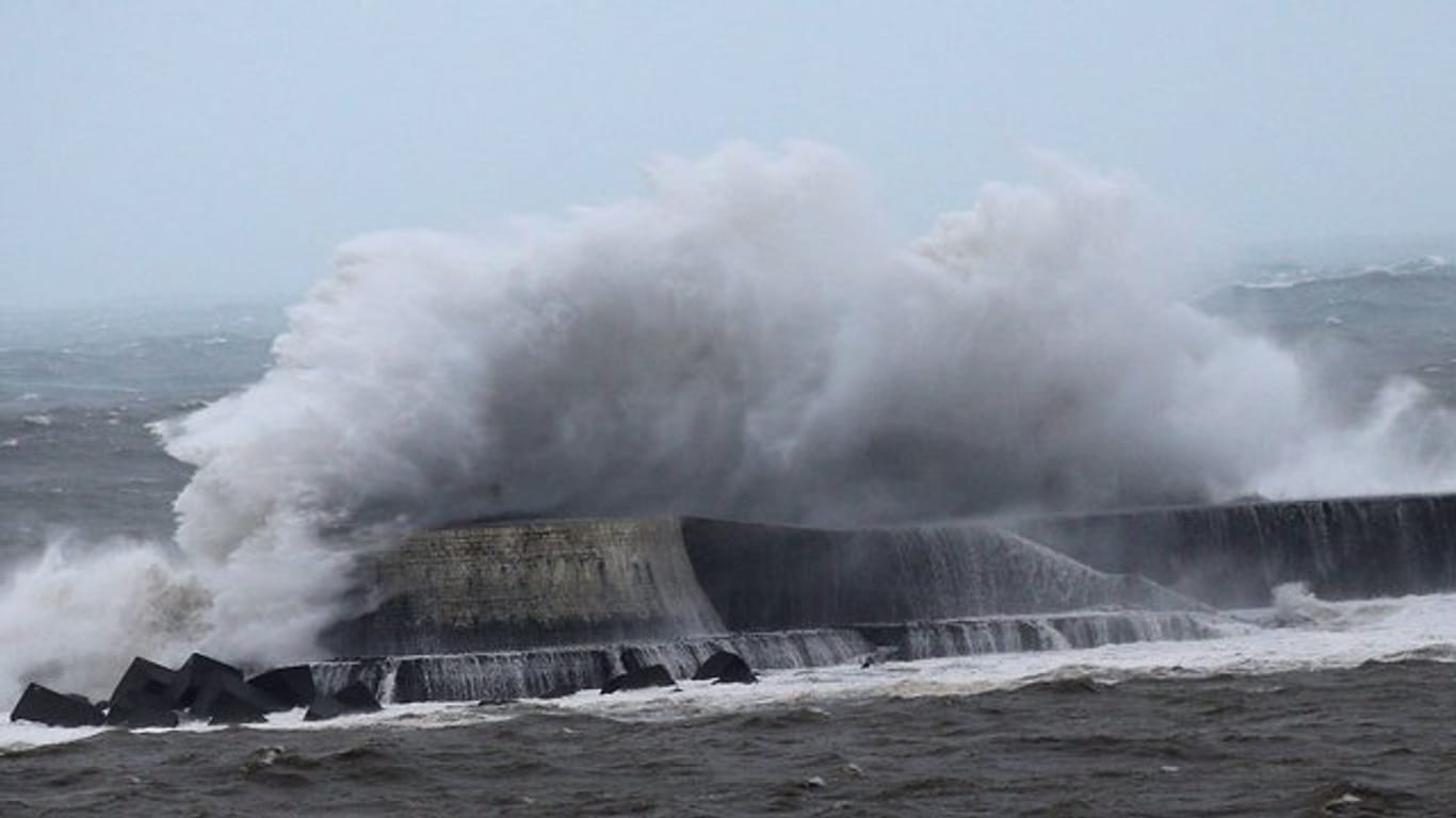 Eine Welle bricht am Hafendamm der Gemeinde Saint-Jean de Luz an der französischen Atlantikküste.