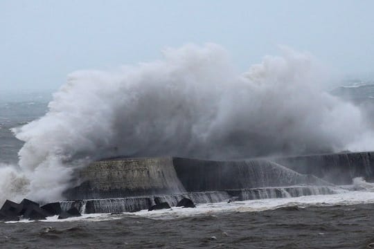 Eine Welle bricht am Hafendamm der Gemeinde Saint-Jean de Luz an der französischen Atlantikküste.