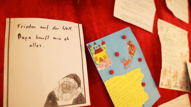 Ein Wunschzettel mit dem Satz "Frieden auf der Welt - Papa kauft mir eh alles" hängt in der Christkind-Postfiliale an der Wand. Ein Wunschzettel mit dem Satz "Frieden auf der Welt - Papa kauft mir eh alles" hängt in der Christkind-Postfiliale an der Wand.