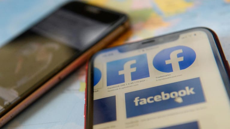 Das Facebook-Logo ist auf einem Smartphone-Bildschirm zu sehen: Aus dem Auto eines Mitarbeiters sind Festplatten mit den privaten Daten von tausenden Facebook-Angestellten gestohlen worden.