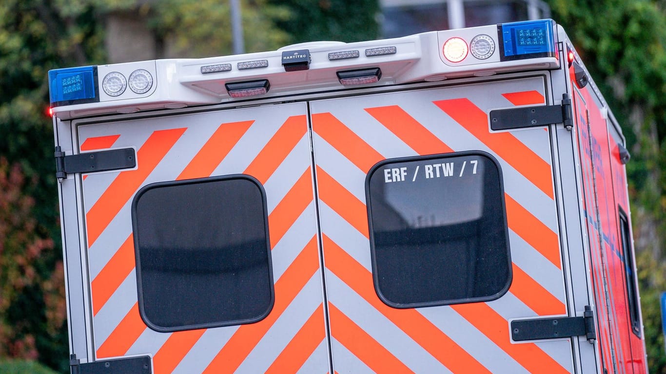 Rettungswagen im Einsatz: Der 49-jährige Mann musste mit Blaulicht ins Krankenhaus eingeliefert werden (Symbolbild).