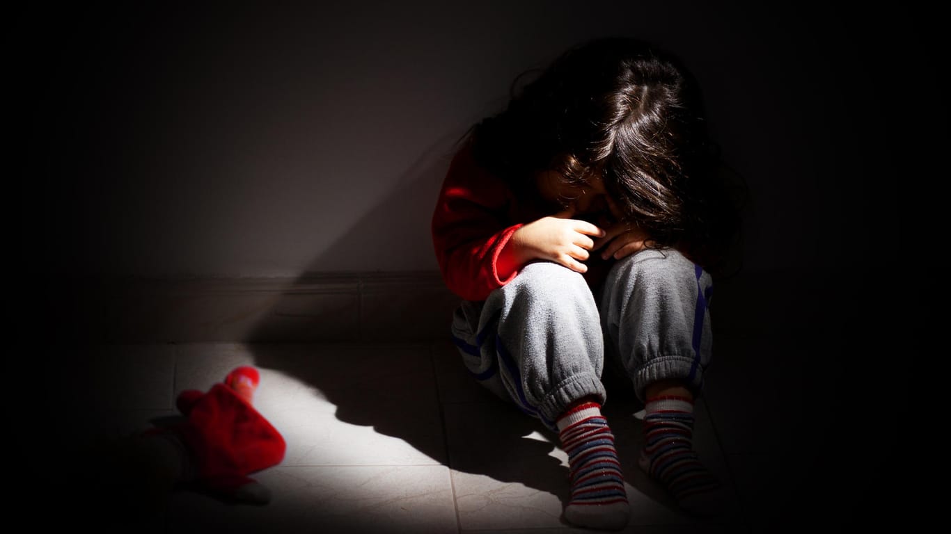 Ein Mädchen sitzt allein auf dem Boden: Die CDU fordert ein "wirksames Schutzschild" bestehend aus Staat und Gesellschaft, um Kinder vor sexueller Gewalt zu bewahren (Symbolbild).