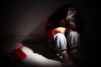 Ein Mädchen sitzt allein auf dem Boden: Die CDU fordert ein "wirksames Schutzschild" bestehend aus Staat und Gesellschaft, um Kinder vor sexueller Gewalt zu bewahren (Symbolbild).